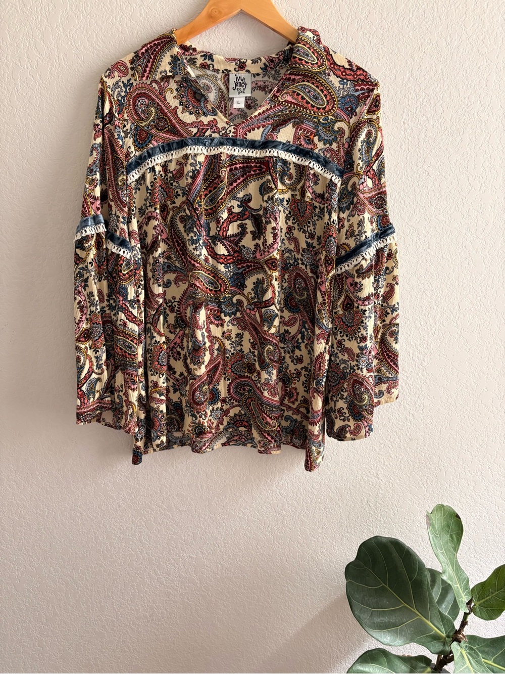 ivy jane Cream Paisley V-Neck Boho Blouse with Blue Trim